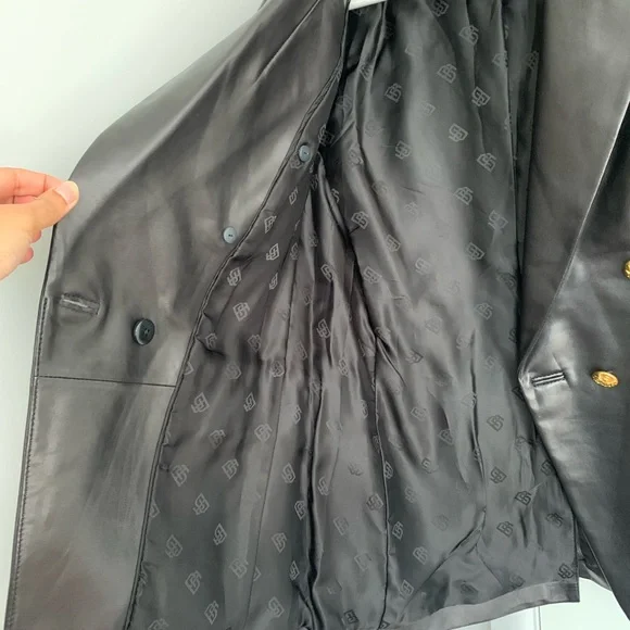 Banana Republic Leather Captain’s Blazer - Never Worn
Fall/Winter 2023 - Picture 7 of 8